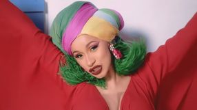 Cardi B w teledysku do piosenki 