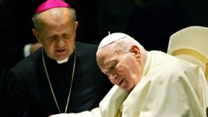 Kard. Stanisław Dziwisz i papież Jan Paweł II - zdjęcie w 2003 roku