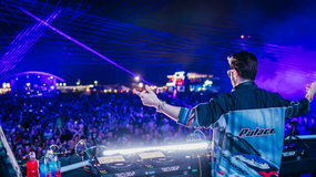 Główna scena Sunrise Festival, w tle tłum bawiący się pod sceną.