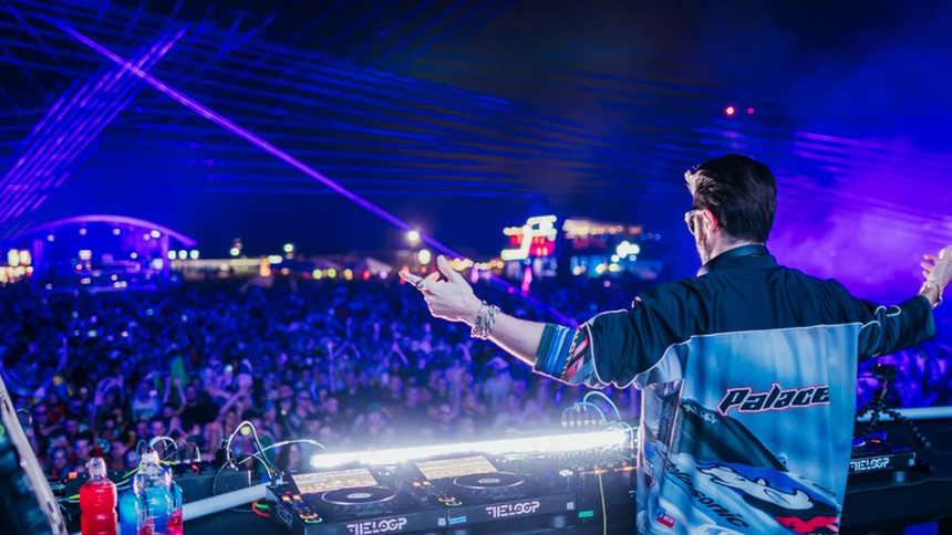 Główna scena Sunrise Festival, w tle tłum bawiący się pod sceną.