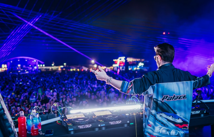 Główna scena Sunrise Festival, w tle tłum bawiący się pod sceną.