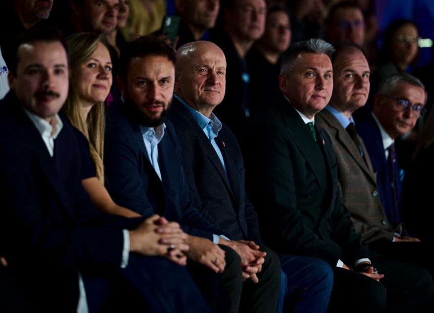 W środku Radosław Piesiewicz, prezes PKOl, po jego prawej marszałek Jarosław Stawiarski
