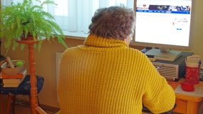 seniorka przy komputerze