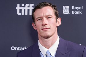Callum Turner na premierze filmu 