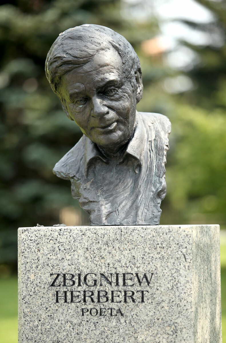 Popiersie Zbigniewa Herberta w Kielcach