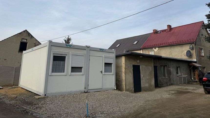 kontenery, w którym ulokowano powodzian