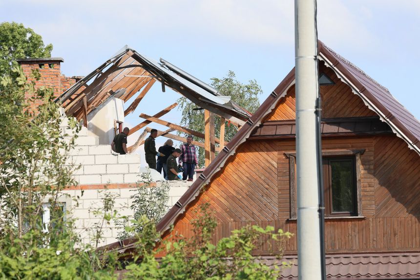 Zniszczone domy w Wyrykach. Na pierwszym planie dom Urszuli Zaprzaluk