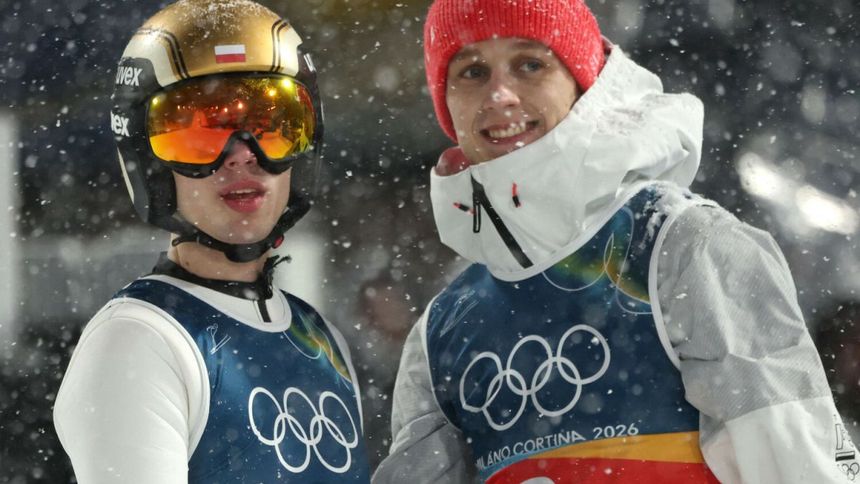 Sukces polskich skoczków. Srebrny medal dla Kacpra Tomasiaka i Pawła Wąska