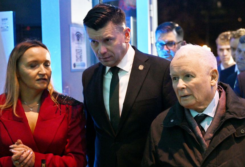 Politycy PiS Łukasz Smółka (w środku) i Jarosław Kaczyński