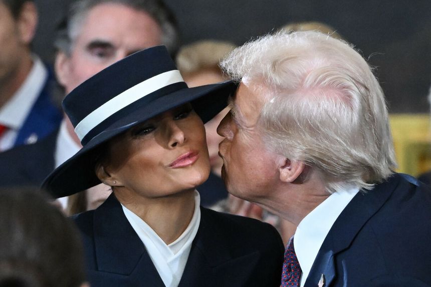 Prezydent elekt USA Donald Trump całuje Melanię Trump na ceremonii inauguracji w Waszyngtonie, 20 stycznia 2025 r.