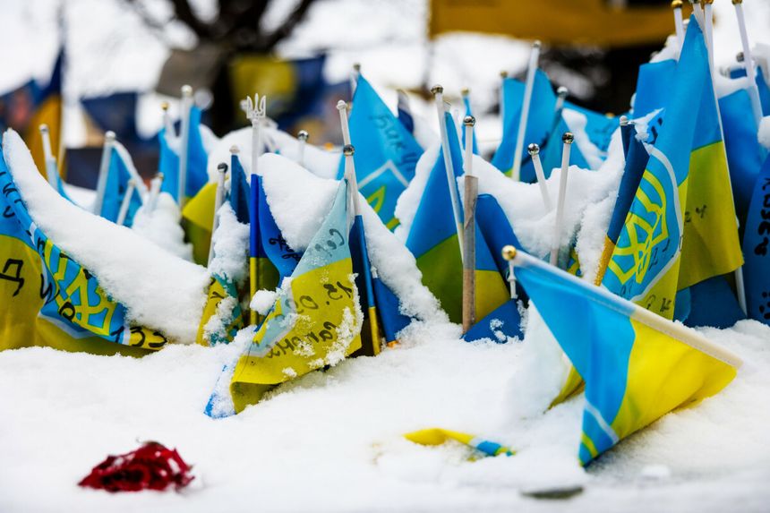Kijów, 18.02.2026. Widok na Majdan i flagi upamiętniające poległych żołnierzy