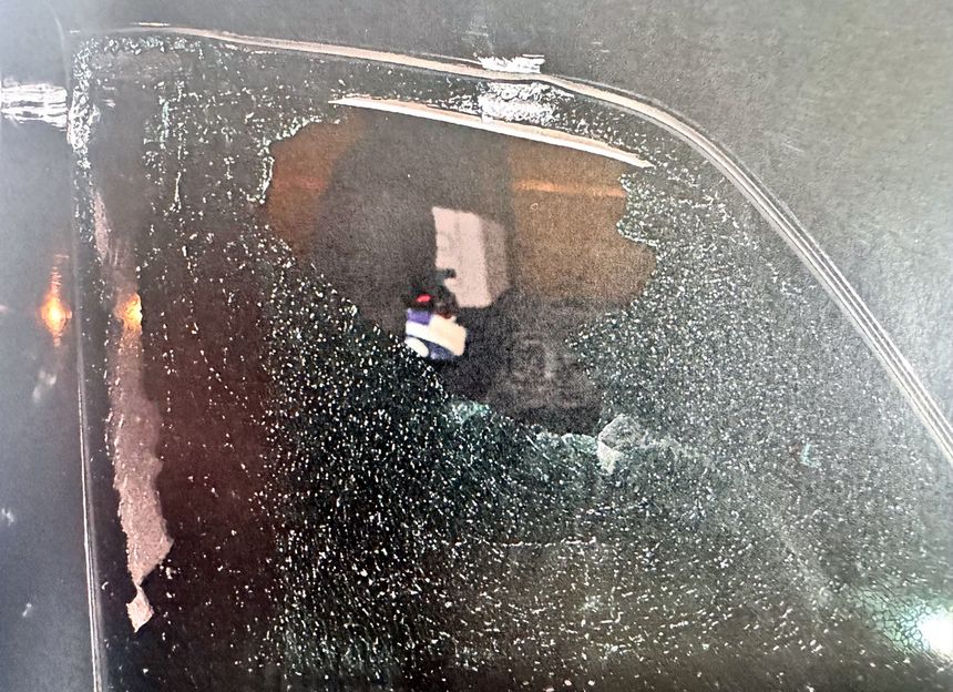 Zniszczenia po ataku mężczyzny w centrum Warszawy