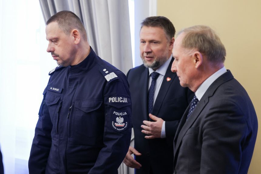 Marek Boroń, Marcin Kierwiński i Czeslaw Mroczek na posiedzeniu sejmowej komisji administracji i spraw wewnętrznych