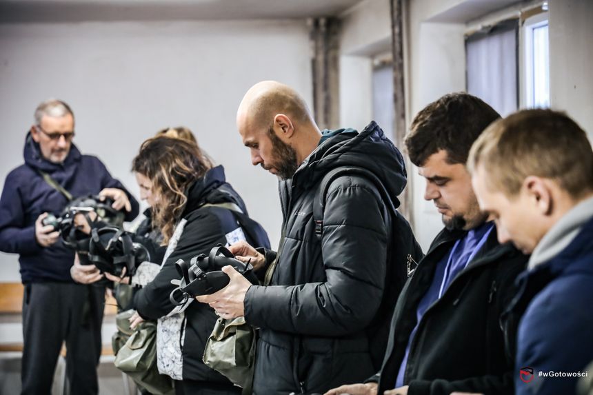 Zakładanie masek przeciwgazowych w schronie
