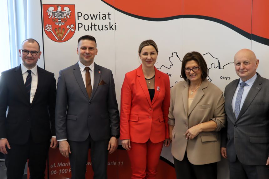 Nowy zarząd powiatu pułtuskiego. Paweł Kowalczyk pierwszy z lewej