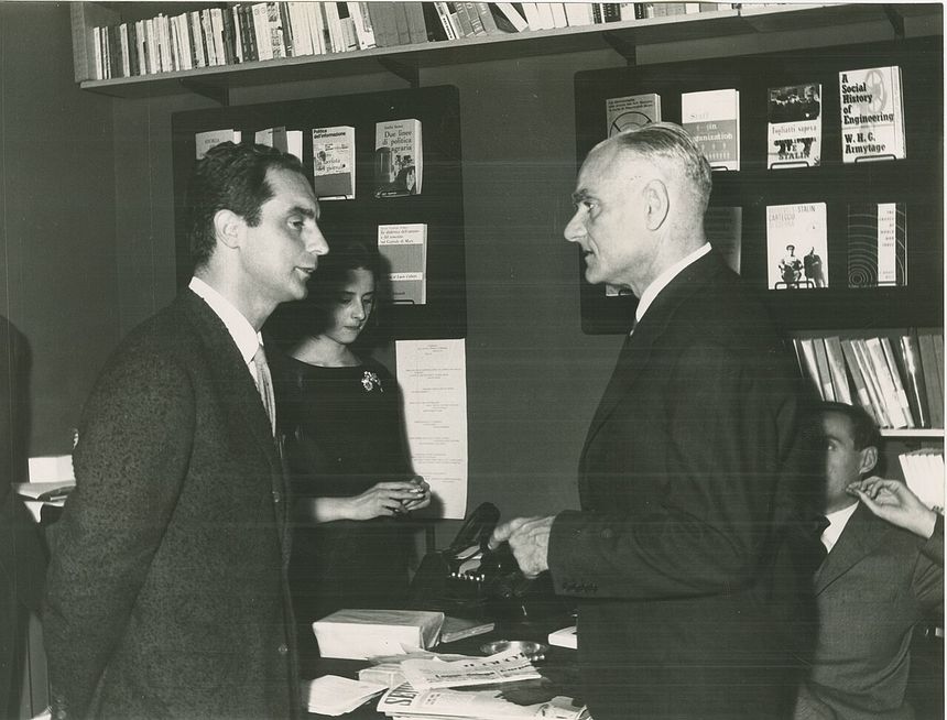 Alberto Moravia (po prawej) i Italo Calvino w 1962 roku