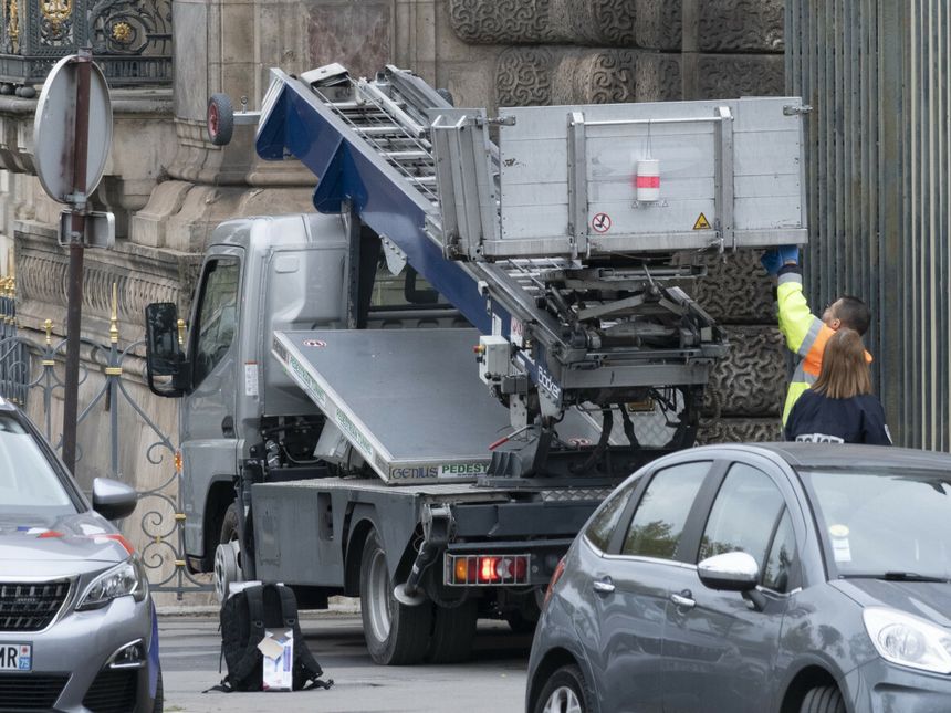 Napad na Luwr, złodzieje użyli dźwigu