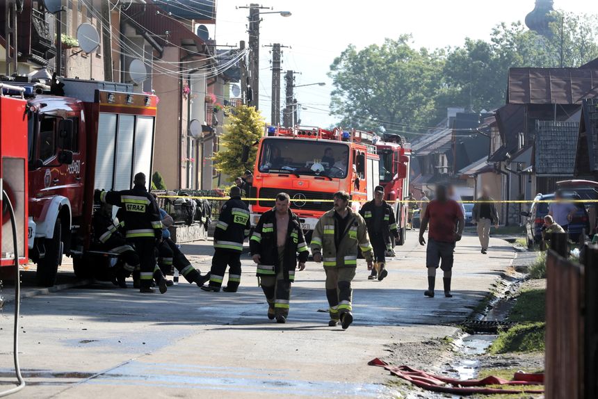 Strażacy pracują na pogorzelisku w Nowej Białej