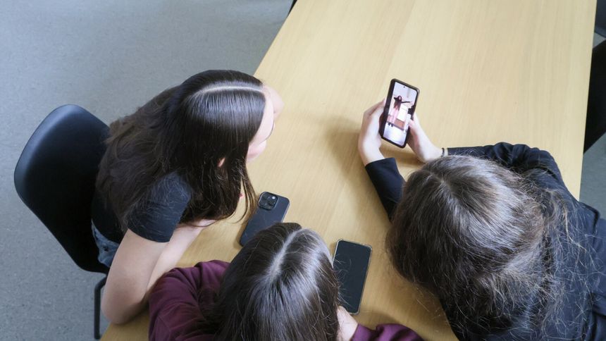 Dziewczyny patrzą na social media