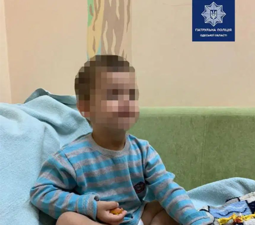 chłopiec pozostawiony sam w domu