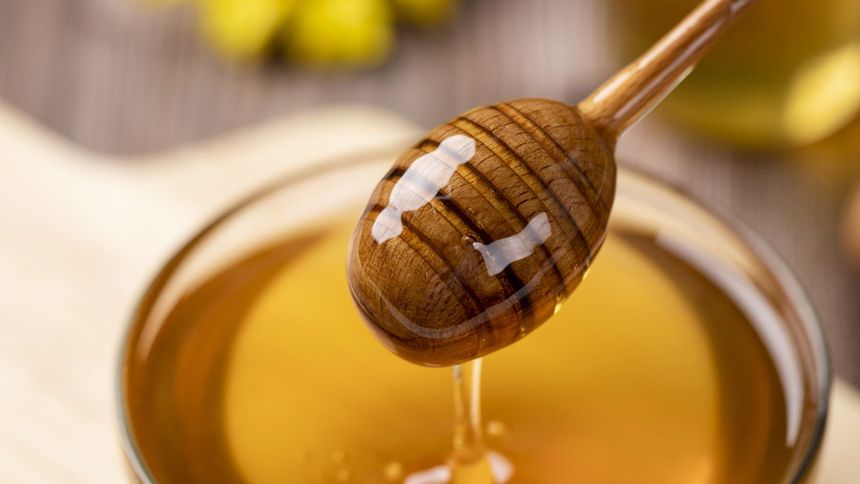 Choć lejący się mi&oacute;d wydaje się bardziej naturalny, prawda nie jest oczywista.