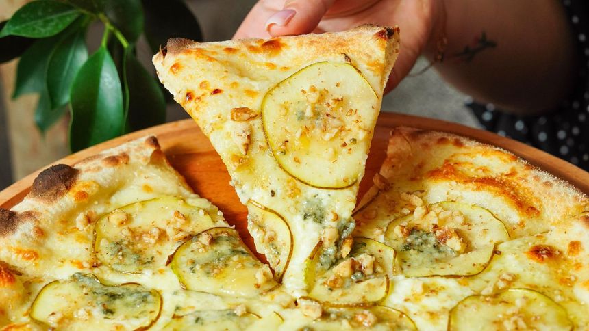 Nie bój się eksperymentować. Jeśli lubisz gruszkę lub ananasa... po prostu połóż je na pizzy!