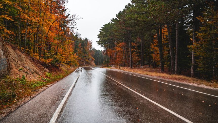 Pierwszy śnieg i przymrozki to prosty przepis na oblodzone jezdnie.