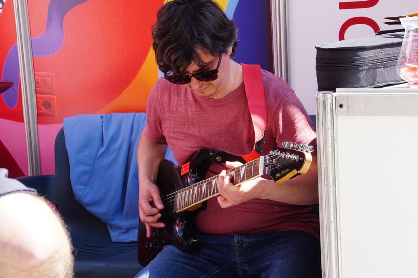 Mężczyzna gra na gitarze