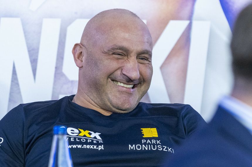 Marcin Najman śmieje się podczas konferencji prasowej przed galą.