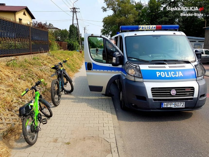 Ojciec z synem na rowerze po drodze ekspresowej|undefined