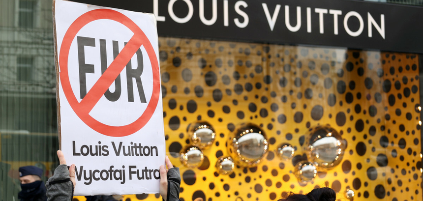 Protest w obronie zwierząt futerkowych przed warszawskim salonem Louis Vuitton