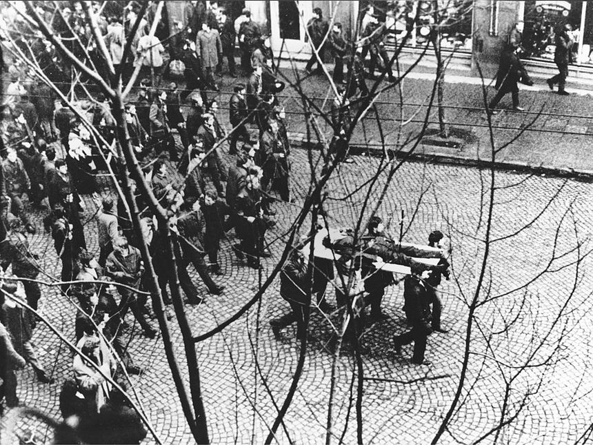 Ciało Zbyszka Godlewskiego niesione przez demonstrantów. Fot. Wikimedia / Edmund Pelpliński