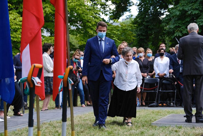 Rafał Trzaskowski i uczestniczka Powstania Wanda Traczyk-Stawska