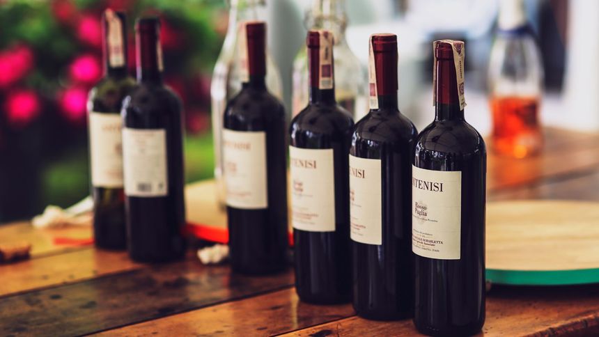Alkohol i papierosy to dobra, kt&oacute;re nie zaliczane są do niezbędnych do codziennego funkcjonowania.