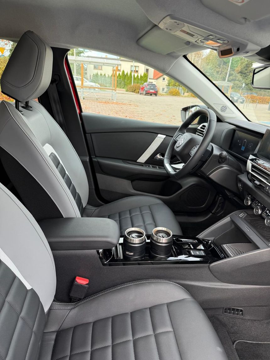 Jak wygląda w środku Citroen e-C4