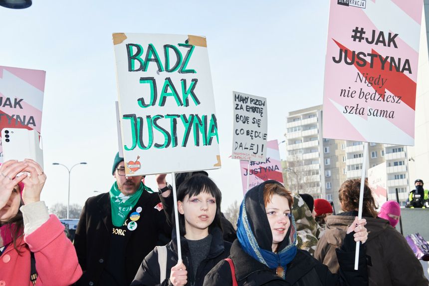 Pikieta solidarnościowa podczas procesu Justyny Wydrzyńskiej przed sądem na warszawskiej Pradze Południe