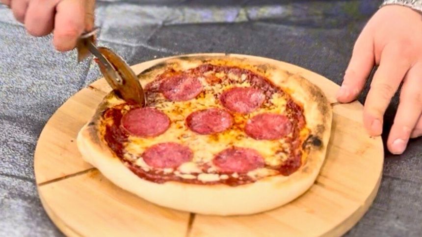 Tak prezentuje się efekt wypiekania w domowym piecyku mniejszej pizzy (24-26 cm).