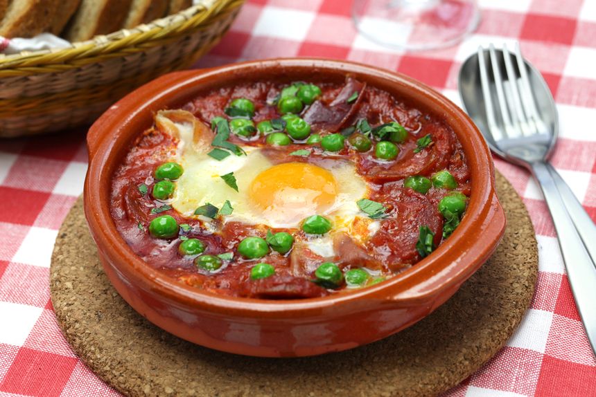 Danie z jajkiem, sosem marinara i groszkiem