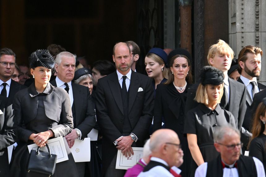 książę Andrzej, książę William i Kate Middleton na pogrzebie księżnej Kentu