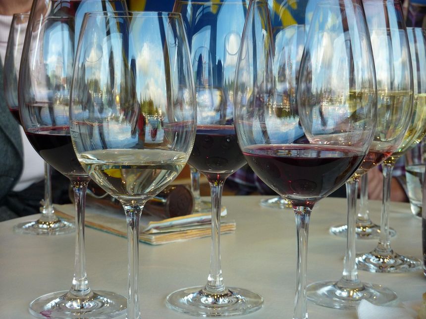 Wino, kieliszki z winem