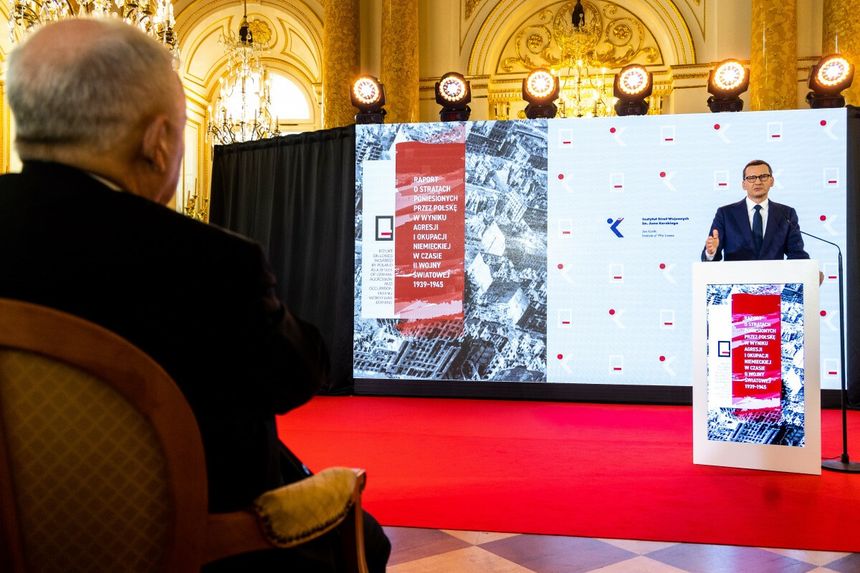Jarosław Kaczyński i Mateusz Morawiecki podczas prezentacji raportu o stratach wojennych