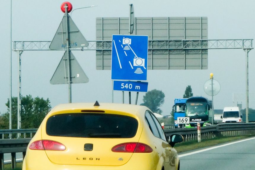 znak drogowy D-51a koło drogi