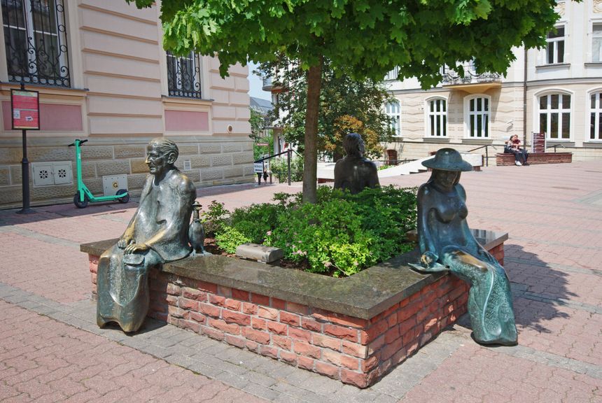 Ławka poetów w Tarnowie - Agnieszka Osiecka, Zbigniew Herbert i Jan Brzechwa
