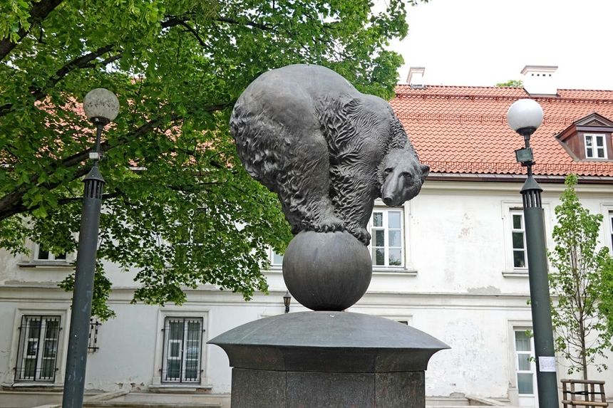 Ujęcie wody oligoceńskiej/ rzeźba misia z brązu