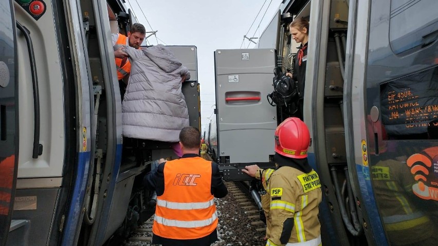 Strażacy pomogli pasażerom w przesiadce