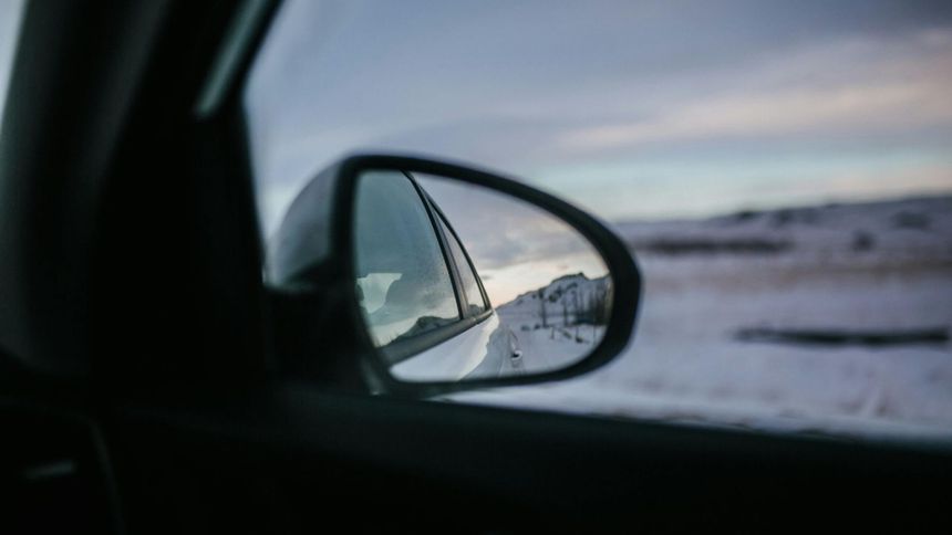 Auto można uznać za odpowiednio przygotowane do jazdy, jeśli wszystkie szyby są pozbawione lodu i śniegu.