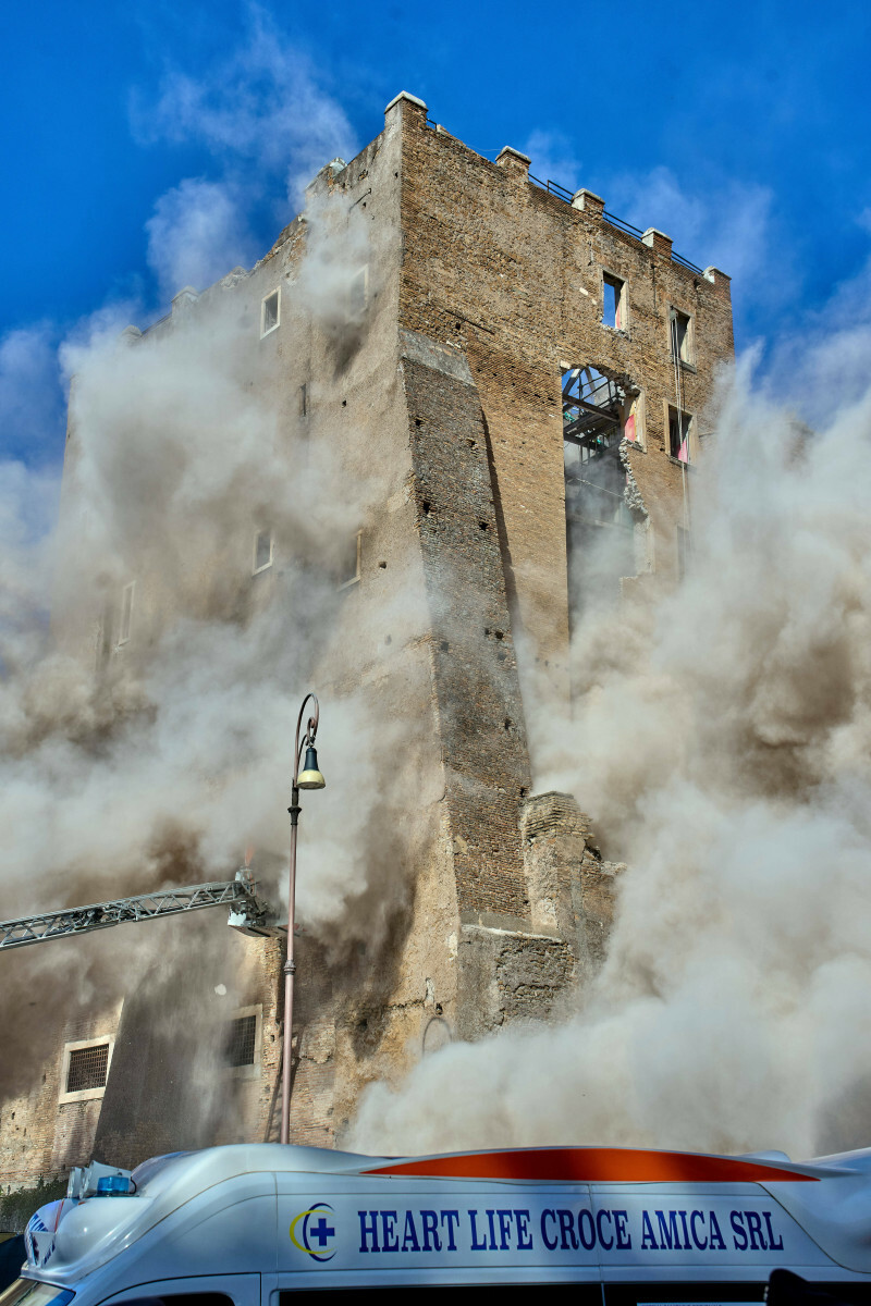 zawaliła się wieża Torre dei Conti w Rzymie