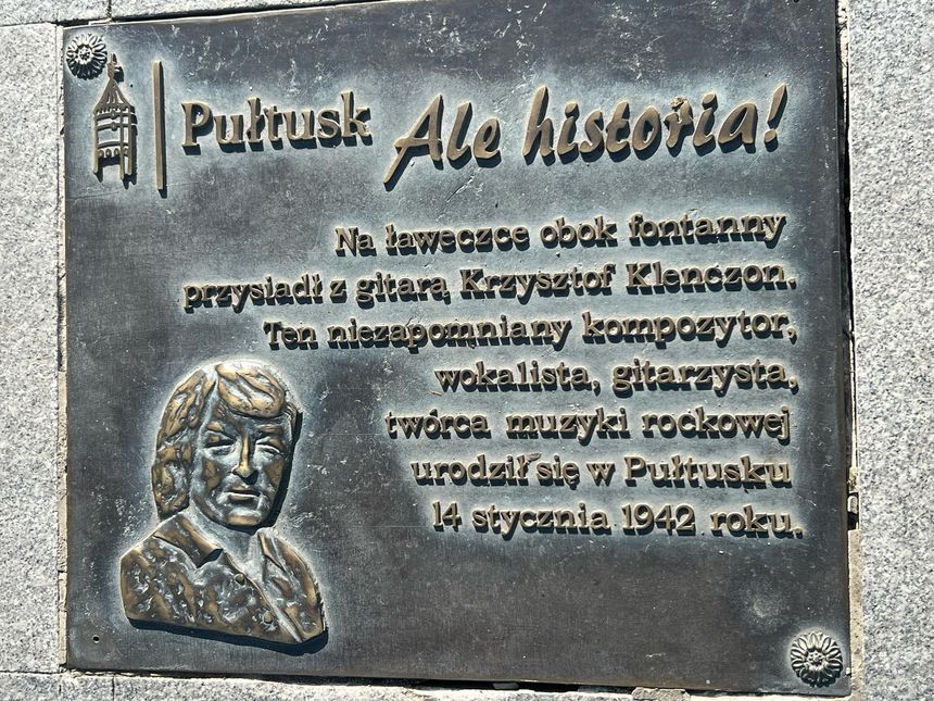 Tablica pod pomnikiem. Fot. Radiopogoda.pl