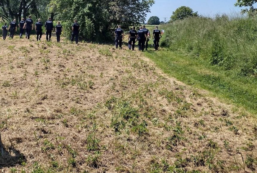 Policjanci w trakcie poszukiwań Sabiny.