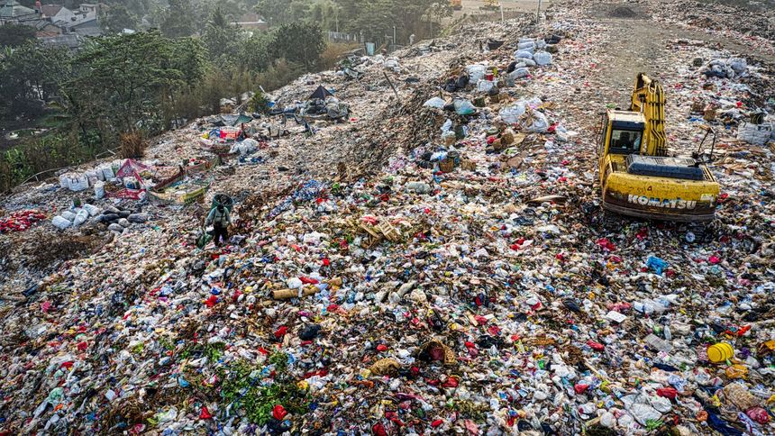 Odpady papierowe i tekturowe są ponad dwukrotnie częściej przetwarzane niż plastikowe odpowiedniki.